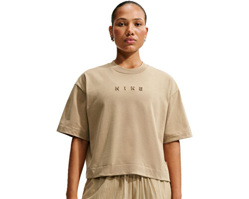 W NSW NK LUXE BXY TEE FA26
