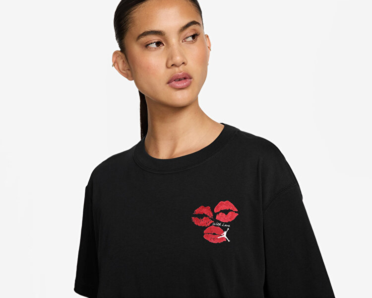 W JORDAN FLT SS GF GFX TEE KISS