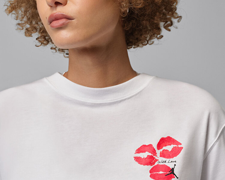 W JORDAN FLT SS GF GFX TEE KISS
