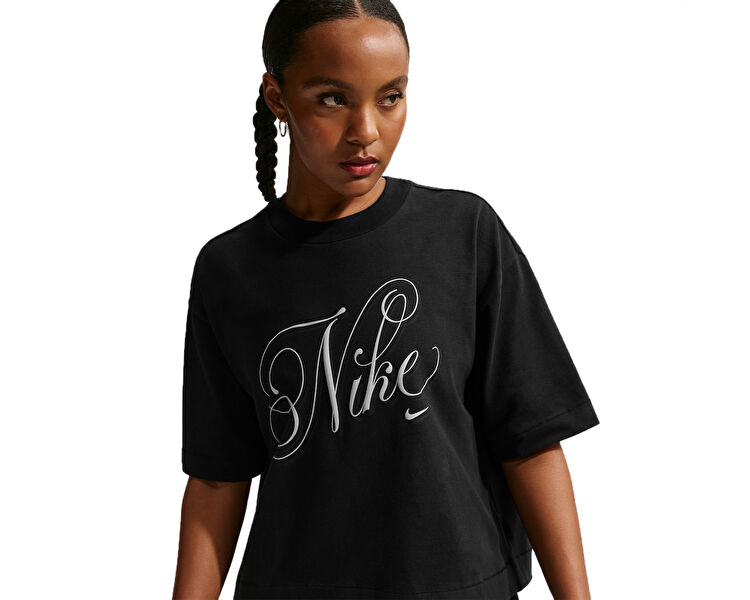 W NSW SS TEE BOXY SCRIPT
