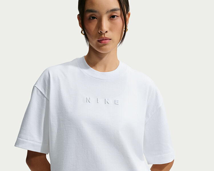 W NSW NK LUXE BXY TEE FA26